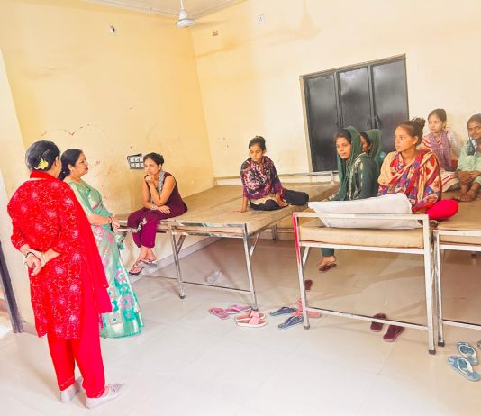 संगीता जैन, सदस्य राज्य महिला आयोग, उत्तर प्रदेश सरकार ने सुनी पीड़ित महिलाओं की समस्यायें