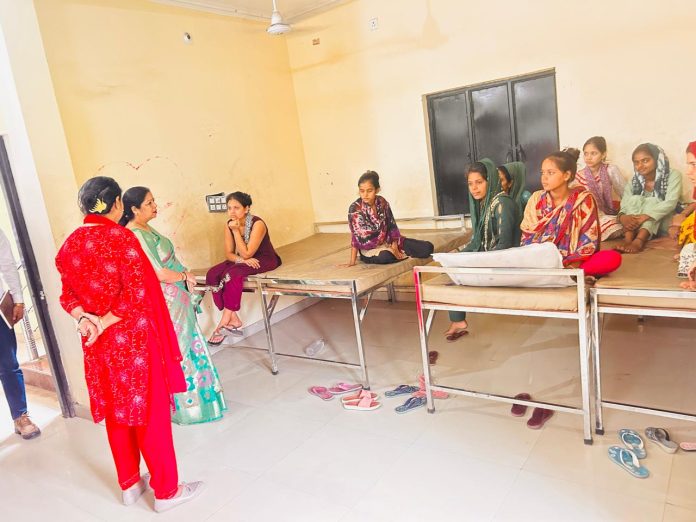 संगीता जैन, सदस्य राज्य महिला आयोग, उत्तर प्रदेश सरकार ने सुनी पीड़ित महिलाओं की समस्यायें