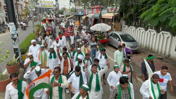 भारतीय किसान यूनियन द्वारा निकाली गई किसान ट्रैक्टर तिरंगा यात्रा में ट्रैक्टरों सहित जुटी किसानों की भारी भीड़ शहर हुआ जाम