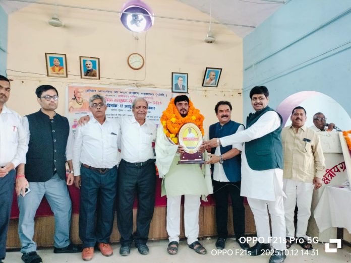 प्रतापगढ़ में सम्मान का उत्सव — अधिवक्ताओं व पत्रकारों को मिला आर्यभट्ट सम्मान 🏆