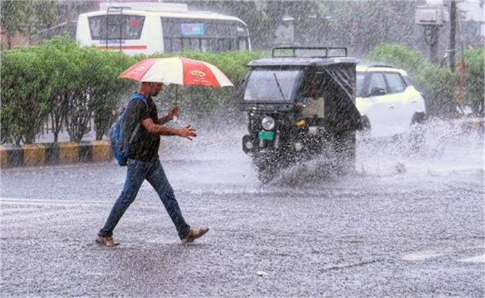 IMD का अलर्ट: दिल्ली-NCR समेत कई राज्यों में अगले 24 घंटे भारी बारिश की चेतावनी