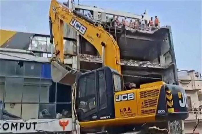लखनऊ अग्निकांड के बाद बड़ी कार्रवाई: मौत वाली बिल्डिंग पर LDA का बुलडोजर, इलाका सील