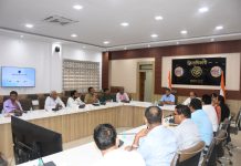 जिलाधिकारी की अध्यक्षता में नाव सुरक्षा एवं नाविक कल्याण नीति के संबंध में समिति की बैठक सम्पन्न , नाव में लाइफ जैकेट, अग्निशमन यंत्र, रस्सी, पतवार, बैटरी संचालित प्रकाश व्यवस्था, सीटी और प्राथमिक उपचार सामग्री जैसी सुरक्षा किट अनिवार्य रूप से रहे उपलब्ध , समिति के गठन से नाव संचालन अधिक सुरक्षित होगा तथा नाविक समुदाय के जीवन स्तर में सुधार आएगा-जिलाधिकारी