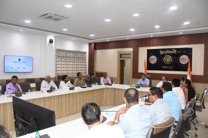 जिलाधिकारी की अध्यक्षता में नाव सुरक्षा एवं नाविक कल्याण नीति के संबंध में समिति की बैठक सम्पन्न , नाव में लाइफ जैकेट, अग्निशमन यंत्र, रस्सी, पतवार, बैटरी संचालित प्रकाश व्यवस्था, सीटी और प्राथमिक उपचार सामग्री जैसी सुरक्षा किट अनिवार्य रूप से रहे उपलब्ध , समिति के गठन से नाव संचालन अधिक सुरक्षित होगा तथा नाविक समुदाय के जीवन स्तर में सुधार आएगा-जिलाधिकारी