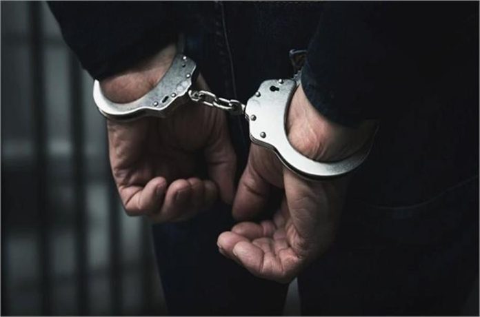 मेरठ : उत्तर प्रदेश के मेरठ जिले में पुलिस ने एक लड़की को कथित तौर पर बहला-फुसलाकर ले जाने, दुष्कर्म और उत्तर प्रदेश विधि विरुद्ध धर्म संपरिवर्तन प्रतिषेध अधिनियम के तहत दर्ज मामले में वांछित आरोपी को गिरफ्तार किया। अधिकारियों ने शुक्रवार को यह जानकारी दी। पुलिस के अनुसार, भावनपुर थाने में 15 जुलाई को लड़की के पिता की शिकायत पर भारतीय न्याय संहिता (बीएनएस) की धारा 87 (अपहरण) के तहत दर्ज किया गया था। शिकायत में लड़की के पिता ने आरोप लगाया गया था कि अब्दुल्लापुर निवासी मुईनुद्दीन उर्फ मन्नू (19) उनकी पुत्री को बहला-फुसलाकर अपने साथ ले गया। परिजनों का आरोप है कि मुईनुद्दीन नामक युवक ने सोशल मीडिया पर कथित तौर पर हिंदू नाम से फर्जी पहचान बनाकर छात्रा से दोस्ती की। इसके बाद उसने लड़की को अपने विश्वास में लिया और 14 जुलाई को उसे अपने साथ लेकर चला गया। लड़की के पिता ने भावनपुर थाने में शिकायत दी, जिसके बाद पुलिस ने मामला दर्ज कर जांच शुरू की। पुलिस ने बताया कि जांच के दौरान मिले साक्ष्यों के आधार पर मामले में उत्तर प्रदेश विधि विरुद्ध धर्म संपरिवर्तन प्रतिषेध अधिनियम और बीएनएस की धाराएं भी बढ़ाई गईं। भावनपुर थाना पुलिस ने मुखबिर की सूचना पर आरोपी मुईनुद्दीन को गंगानगर जाने वाले मार्ग के पास से गिरफ्तार कर लिया। पुलिस ने बताया कि गिरफ्तार आरोपी को आवश्यक वैधानिक कार्रवाई के बाद अदालत में पेश किया जाएगा।