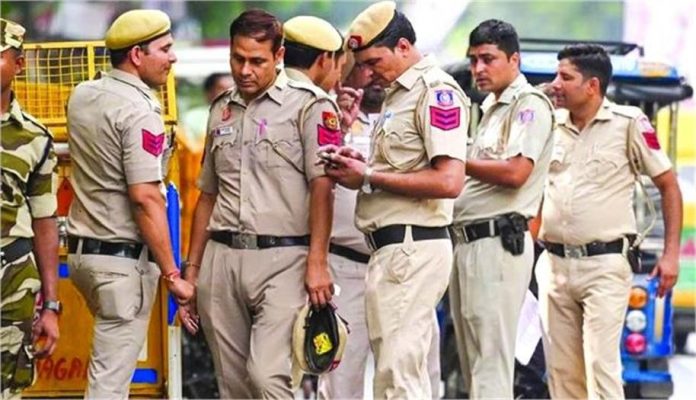 दिल्ली एनकाउंटर: हिमांशु भाऊ गैंग का शार्प शूटर और नाबालिग गिरफ्तार, पुलिस की जवाबी फायरिंग में दबोचे गए