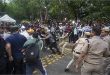 संसद भवन पहुंचे प्रदर्शनकारी, पुलिस ने दागे आंसू गैस के गोले