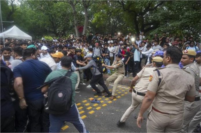 संसद भवन पहुंचे प्रदर्शनकारी, पुलिस ने दागे आंसू गैस के गोले