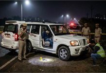गश्त के दौरान पुलिस को मिला संदिग्ध वाहन, ड्राइविंग सीट पर मिला खून से लथपथ शव