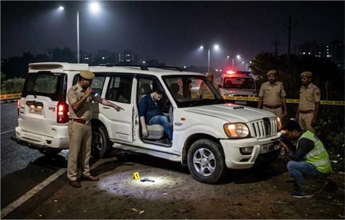 गश्त के दौरान पुलिस को मिला संदिग्ध वाहन, ड्राइविंग सीट पर मिला खून से लथपथ शव