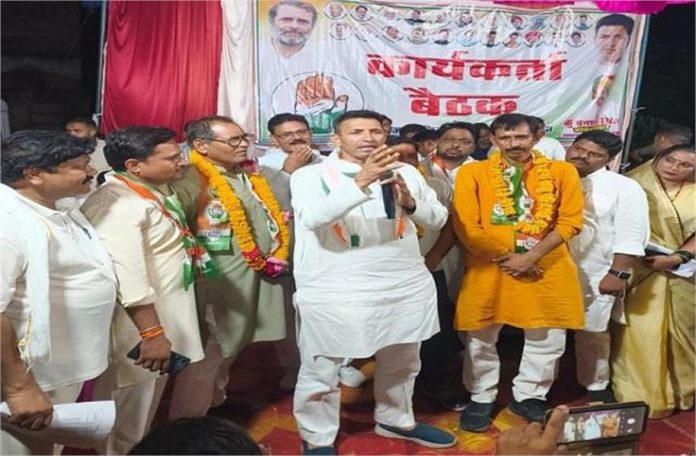 दतिया में सियासी उलटफेर: भाजपा के तीन नेता कांग्रेस में गए