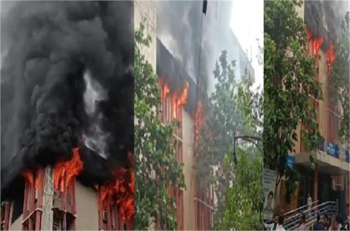 लखनऊ के जवाहर भवन में भीषण आग, धुएं का गुबार 2 किमी दूर तक दिखा, सरकारी दफ्तरों में अफरा-तफरी