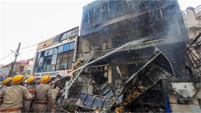 लखनऊ अग्निकांड के बाद सख्त कार्रवाई: आजम खान की यूनिवर्सिटी की 22 इमारतें बिना फायर NOC, 7 दिन का अल्टीमेटम