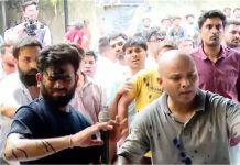 जंतर-मंतर पर हंगामा: CJP संस्थापक अभिजीत दीपके पर स्याही फेंकी, माहौल गरमाया