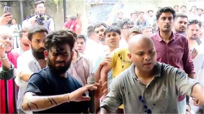 जंतर-मंतर पर हंगामा: CJP संस्थापक अभिजीत दीपके पर स्याही फेंकी, माहौल गरमाया