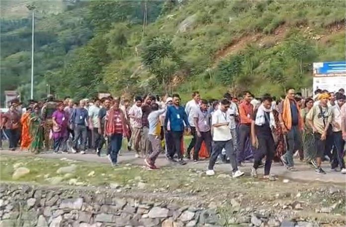 6 दिन बाद फिर शुरू हुई अमरनाथ यात्रा: बाबा बर्फानी के दर्शन के लिए श्रद्धालुओं का जत्था रवाना