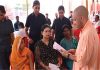 गुरु पूर्णिमा पर CM योगी का गोरखनाथ मंदिर दौरा: विशेष पूजा-अर्चना के साथ जनता दर्शन में सुनीं 200 शिकायतें