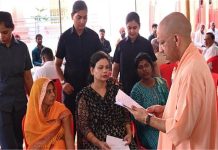 गुरु पूर्णिमा पर CM योगी का गोरखनाथ मंदिर दौरा: विशेष पूजा-अर्चना के साथ जनता दर्शन में सुनीं 200 शिकायतें
