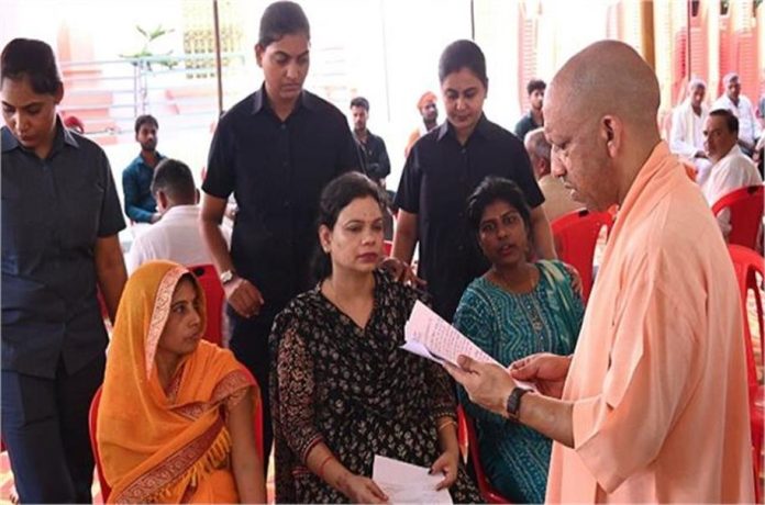 गुरु पूर्णिमा पर CM योगी का गोरखनाथ मंदिर दौरा: विशेष पूजा-अर्चना के साथ जनता दर्शन में सुनीं 200 शिकायतें