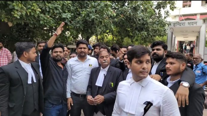 प्रयागराज प्राधिकरण पर भ्रष्टाचार के गंभीर आरोपपूर्व HCBA अध्यक्ष अशोक सिंह भी लौटे निराशअधिकारियों के न मिलने पर अधिवक्ताओं में आक्रोशप्राधिकरण कार्यालय में जवाबदेही पर उठे सवालभ्रष्टाचार के आरोपों की निष्पक्ष जांच की मांग