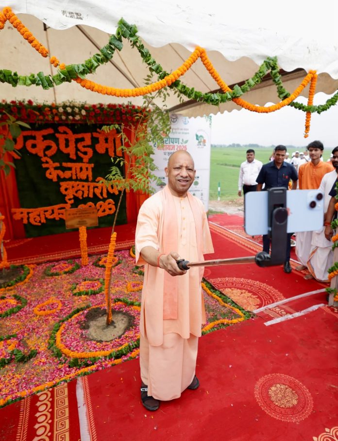 मुख्यमंत्री योगी आदित्यनाथ ने रविवार सुबह गोरखपुर से एक दिन में 35 करोड़ रिकॉर्ड पौधरोपण के लक्ष्य वाले प्रदेशव्यापी पौधरोपण महायज्ञ 2026 का शुभारंभ किया।