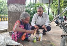 फुटपाथ पर रहने वाले निराश्रितों के लिए मदद फाउंडेशन ने आयोजित किया निशुल्क स्वास्थ्य जांच एवं दवा वितरण शिविर