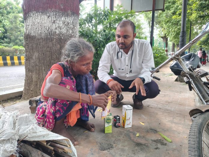 फुटपाथ पर रहने वाले निराश्रितों के लिए मदद फाउंडेशन ने आयोजित किया निशुल्क स्वास्थ्य जांच एवं दवा वितरण शिविर