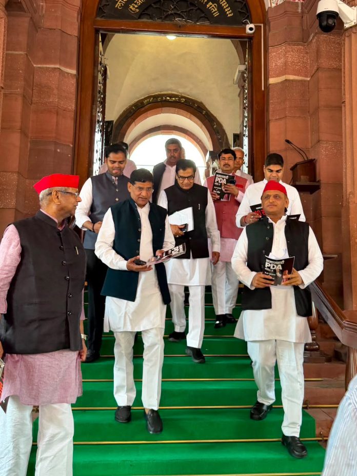*संसद परिसर में पेपर लीक के मुद्दे पर सपा का विरोध प्रदर्शन*