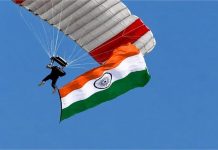 तीन भारतीयों ने लीबिया में बनाया विश्व कीर्तिमान, ‘स्काईडाइविंग’ करते 13 हजार फीट ऊंचाई पर फहराया तिरंगा