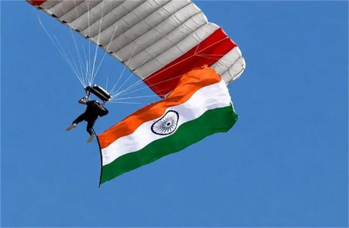 तीन भारतीयों ने लीबिया में बनाया विश्व कीर्तिमान, ‘स्काईडाइविंग’ करते 13 हजार फीट ऊंचाई पर फहराया तिरंगा