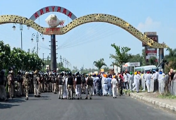 अंबाला में भयंकर तनाव, स्कूल के बाहर चले आंसू गैस के गोले, प्रदर्शनकारियों ने जाम किया NH-44