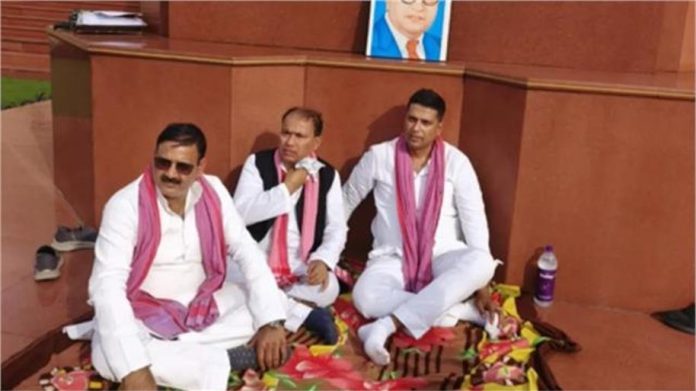 हाथ में दानपात्र, साथ में CM योगी की तस्वीर: सस्पेंड सपा विधायक सचिन यादव का बड़ा सियासी दांव, राम मंदिर चढ़ावा मुद्दे पर सरकार पर निशाना