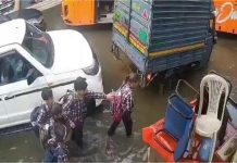 दिल्ली में बारिश बनी आफत: जगतपुर में उफनते नाले में गिरे 3 स्कूली छात्र, राहगीरों ने बचाई जान