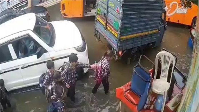 दिल्ली में बारिश बनी आफत: जगतपुर में उफनते नाले में गिरे 3 स्कूली छात्र, राहगीरों ने बचाई जान