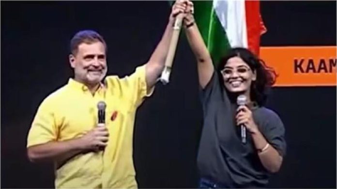 पुणे में राहुल गांधी के मंच से गरजीं नेहा सिंह राठौर: गाया-तुमसा कोई झूठा और बेईमान नहीं है- सियासी चर्चाएं तेज