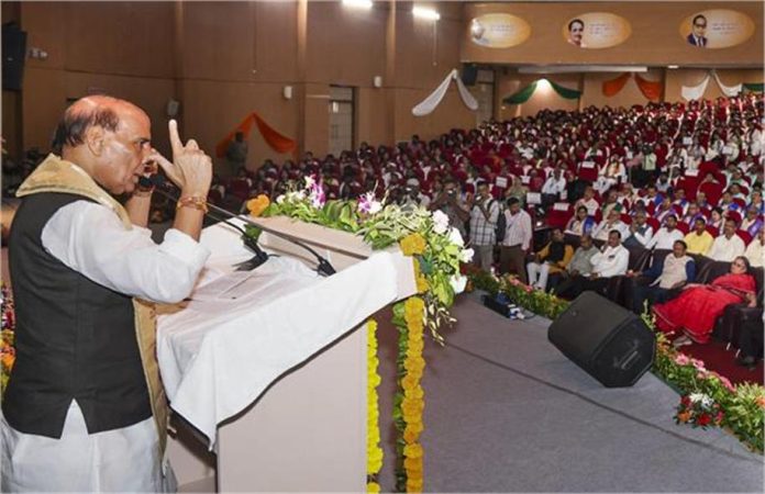 दीक्षांत समारोह में बोले- राजनाथ सिंह,डिग्री देने वाली शिक्षा अधूरी, चरित्र निर्माण भी जरूरी