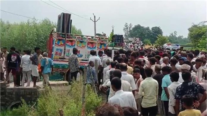 नहर पुल के पास दर्दनाक हादसा: 11 हजार वोल्ट तार से टकराया DJ पिकअप, 2 की मौके पर मौत