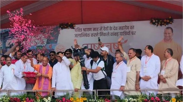 कांवड़ियों पर योगी ने बरसाए फूल. मेरठ पहुंचे CM बोले- 4.5 करोड़ शिवभक्तों के स्वागत में आसमान से होगी पुष्पवर्षा