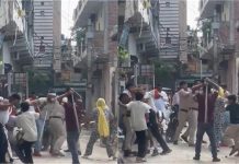 दिल्ली में पुलिस पर भीड़ ने किया हमला, फेंका मिर्च पाउडर और ईंट-डंडों से की पिटाई