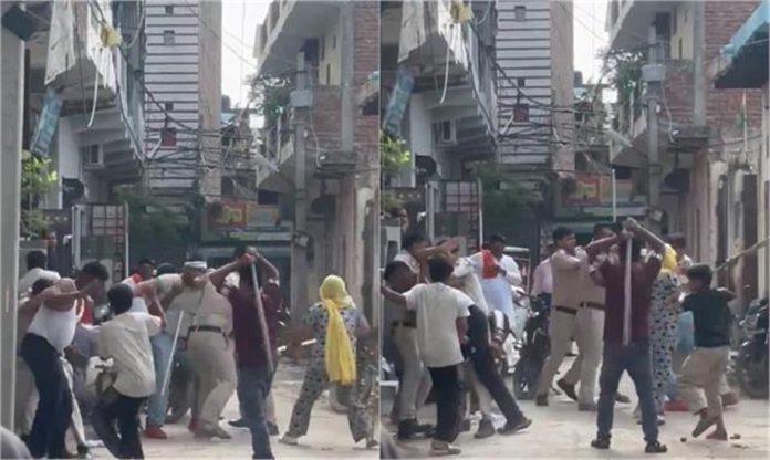 दिल्ली में पुलिस पर भीड़ ने किया हमला, फेंका मिर्च पाउडर और ईंट-डंडों से की पिटाई