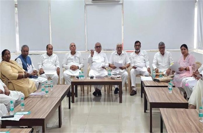 मानसून सत्र के दूसरे दिन की चर्चा को लेकर कांग्रेस विधायक दल की हुई बैठक, भूपेंद्र हुड्डा की अगुवाई में राज्यपाल को सौंपा ज्ञापन