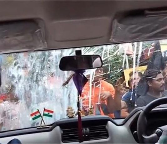 TMC विधायक की गाड़ी पर हमला, लोगों ने रास्ता रोकते हुए मारे अंडे, शीशे तोड़े