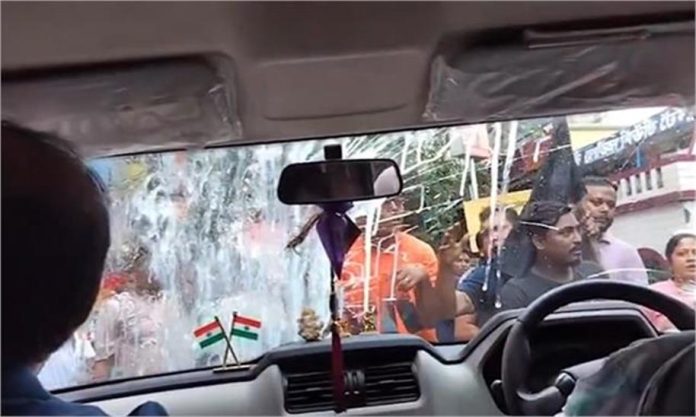 TMC विधायक की गाड़ी पर हमला, लोगों ने रास्ता रोकते हुए मारे अंडे, शीशे तोड़े TMC विधायक की गाड़ी पर हमला, लोगों ने रास्ता रोकते हुए मारे अंडे, शीशे तोड़े