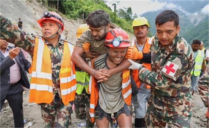 नेपाल में 9 दिन बाद सुरंग से जिंदा निकले 2 मजदूर, पत्नी बोली- मेरे पति को दूसरी जिंदगी मिल गई