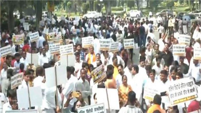 सफाई कर्मचारी की आत्महत्या का मामला : BJP का AAP दफ्तर के बाहर प्रदर्शन, पार्षद को हटाने और गिरफ्तारी की मांग