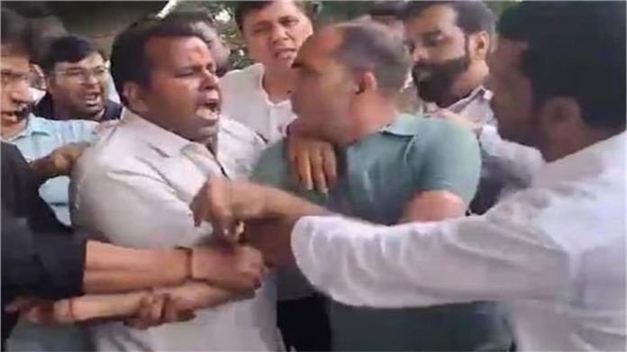 दिल्ली पुलिस के हेड कांस्टेबल से मारपीट, AAP नेता सौरभ भारद्वाज और जरनैल सिंह के खिलाफ FIR दर्ज दिल्ली पुलिस के हेड कांस्टेबल से मारपीट, AAP नेता सौरभ भारद्वाज और जरनैल सिंह के खिलाफ FIR दर्ज