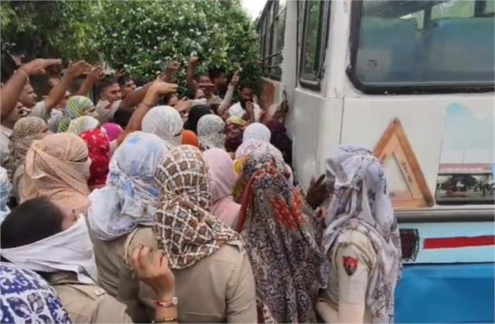 सफाई हड़ताल के बीच हरियाणा में बवाल, कर्मचारियों और पुलिस में हुई धक्का-मुक्की, कई हिरासत में