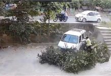 ड्राइवर का नियंत्रण खोने के बाद बेकाबू होकर सड़क से नीचे गिरी स्कूल वैन