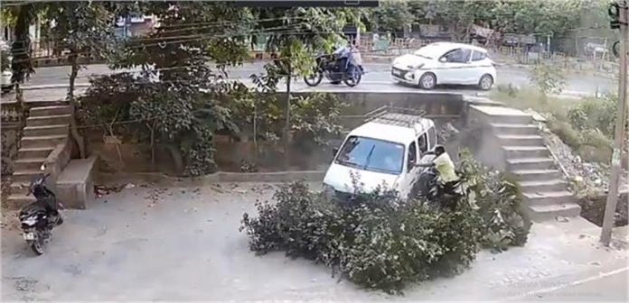 ड्राइवर का नियंत्रण खोने के बाद बेकाबू होकर सड़क से नीचे गिरी स्कूल वैन ड्राइवर का नियंत्रण खोने के बाद बेकाबू होकर सड़क से नीचे गिरी स्कूल वैन