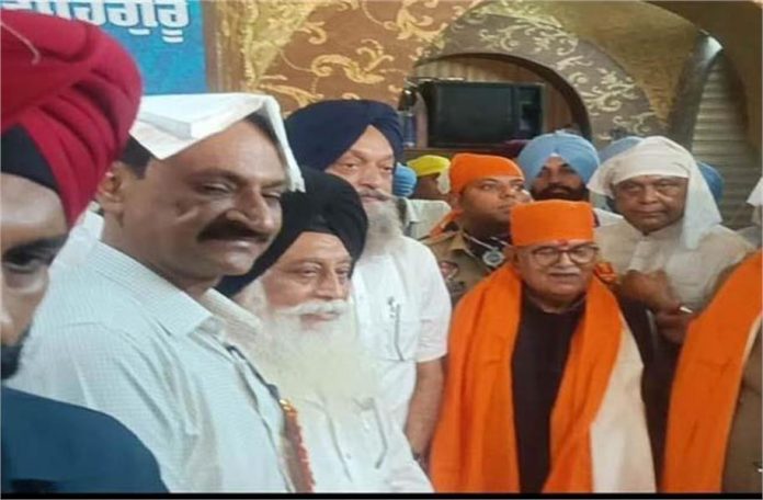 पंजाब के गवर्नर गुलाब चंद कटारिया ने श्री सिद्ध बाबा सोढल में टेका माथा